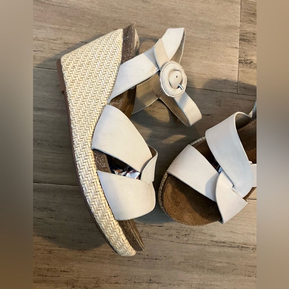 Sofft European cream leather ankle strap peep toe women’s heels. Size 7.5